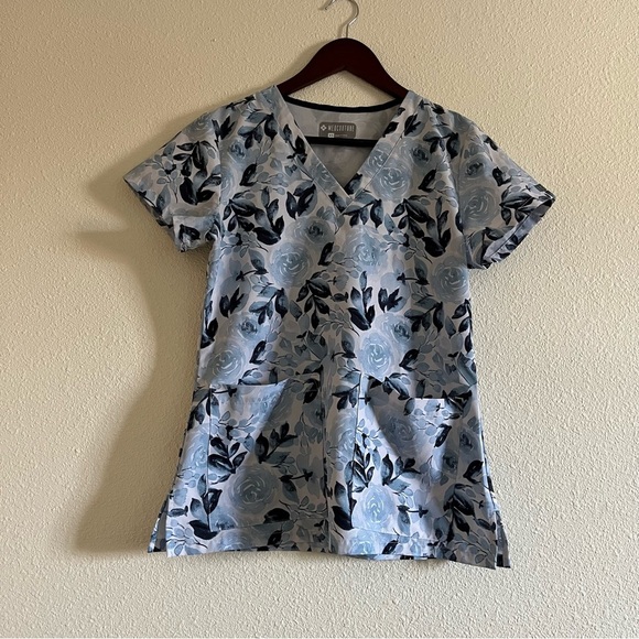 MEDCOUTURE Size XS Blue Floral Dri Fit Material Scrub Top - Picture 3 of 6